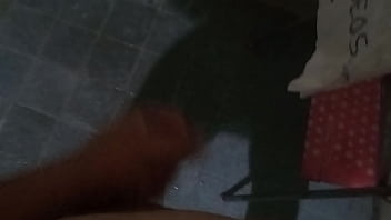 Jugando con mi verga bañándome