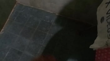 Jugando con mi verga bañándome