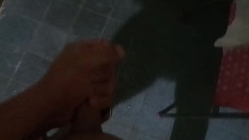 Jugando con mi verga bañándome