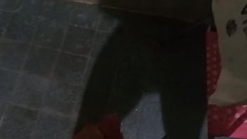 Jugando con mi verga bañándome