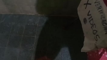 Jugando con mi verga bañándome
