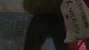 Jugando con mi verga bañándome
