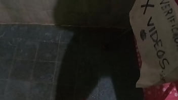 Jugando con mi verga bañándome