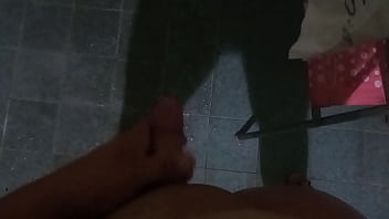 Jugando con mi verga bañándome