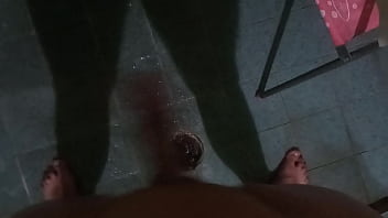 Jugando con mi verga bañándome