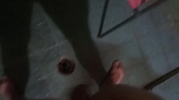 Jugando con mi verga bañándome