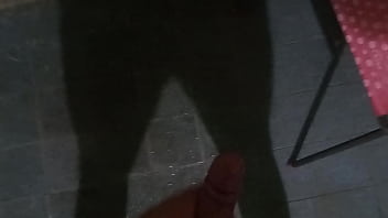 Jugando con mi verga bañándome