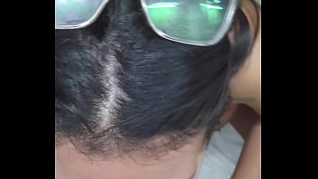 Gostosa n&atilde;o se aguenta e fode com neg&atilde;o no banheiro da balada