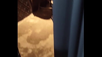 Gostosa n&atilde;o se aguenta e fode com neg&atilde;o no banheiro da balada