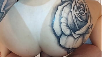 A ruivinha safada estava morrendo de tesão mas não podia dar a buceta então ela deu o cu