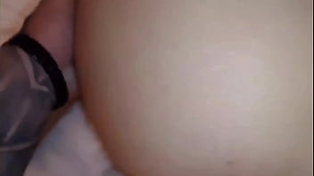 A ruivinha safada estava morrendo de tesão mas não podia dar a buceta então ela deu o cu