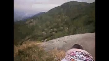 Amadora morena metendo de vestido no mirante