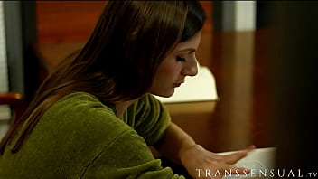 Zona Silenciosa No Con Esa Mamada Trans Descuidada En La Biblioteca thumbnail