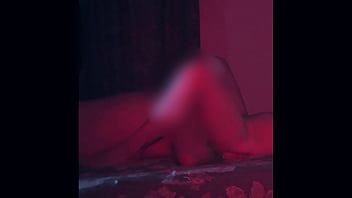 Viendo a mi esposa como su amigo le come su rico coño