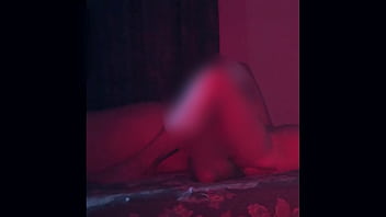 Viendo a mi esposa como su amigo le come su rico coño