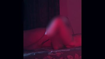 Viendo a mi esposa como su amigo le come su rico coño