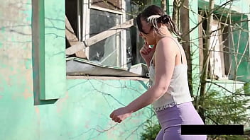 Violet in lilac pissing