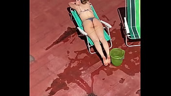 Vecina en bikini espiada