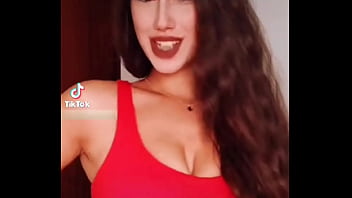 Te vas a correr viendo a esta tetona