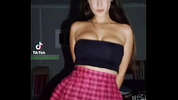 Te vas a correr viendo a esta tetona