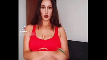 Te vas a correr viendo a esta tetona