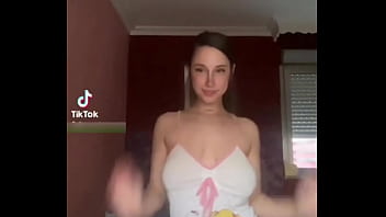 Te vas a correr viendo a esta tetona