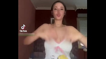 Te vas a correr viendo a esta tetona