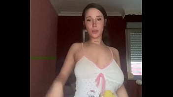 Te vas a correr viendo a esta tetona