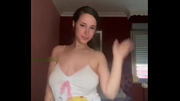 Te vas a correr viendo a esta tetona