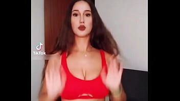 Te vas a correr viendo a esta tetona