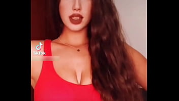 Te vas a correr viendo a esta tetona