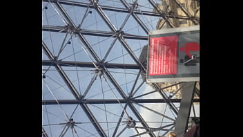 Upskirt at the lourve