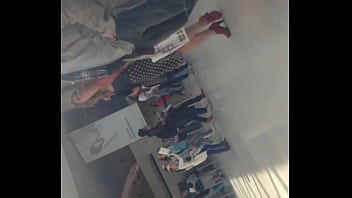 Upskirt at the lourve