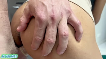 Faxineira tarada fez o patrão limpar a casa e depois fuder sua bucetinha