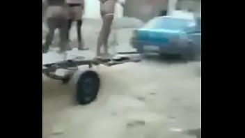 Olha o carro da puta na sua rua