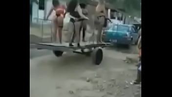 Olha o carro da puta na sua rua