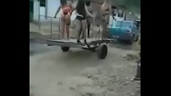Olha o carro da puta na sua rua