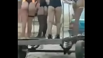 Olha o carro da puta na sua rua