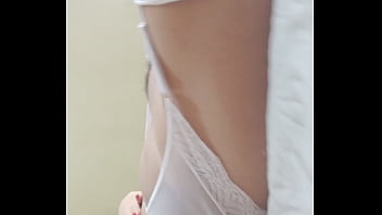 Acordando de manhã e gravando um vídeo pelada pra você