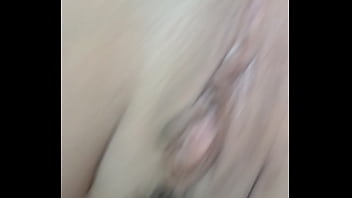 Acordando de manhã e gravando um vídeo pelada pra você