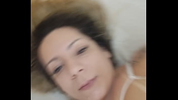 Acordando de manhã e gravando um vídeo pelada pra você