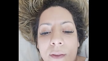 Acordando de manhã e gravando um vídeo pelada pra você