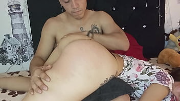 Mi hermanastro se va a ir pero no sin antes venir a mi cuarto