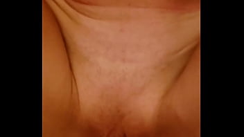 Amature milf works her clit