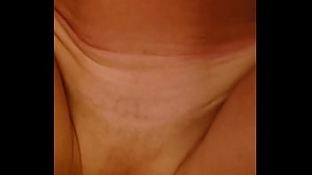 Amature milf works her clit