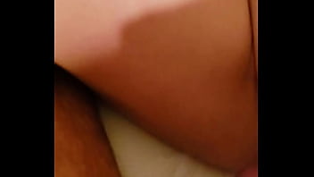 Amature milf works her clit