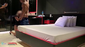 Namorando o novinho pretinho e o corno só olhando