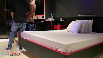 Namorando o novinho pretinho e o corno só olhando