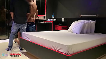 Namorando o novinho pretinho e o corno só olhando