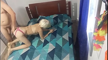 Conocí a esta profesora de inglés en una aplicación de citas y follamos sin condón